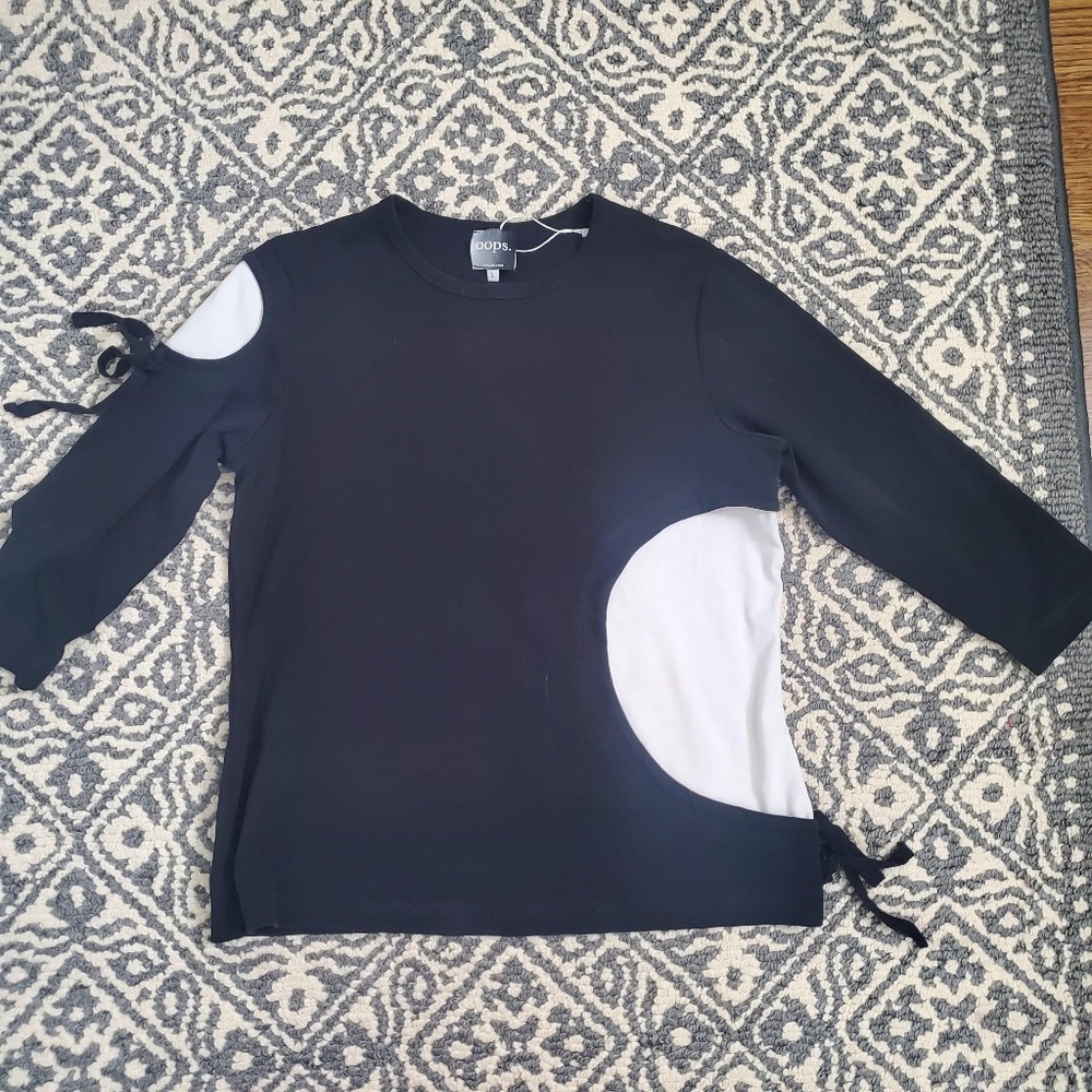 OOPS. BLACK/WHITE 3/4 LENGTH SLEEVE TOP - SIZE LARGE